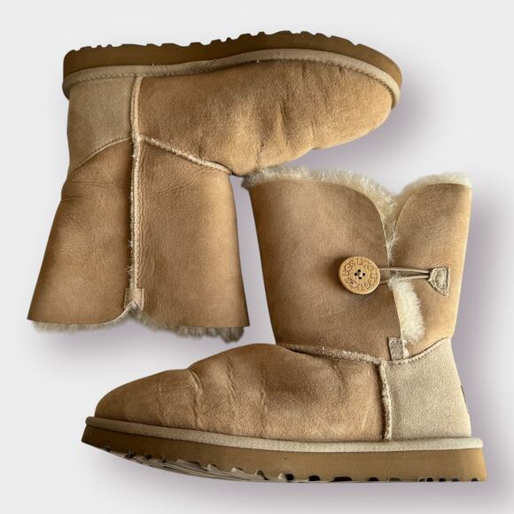 UGG‎ Australia Boots with Bailey Button - Picture 1 of 12